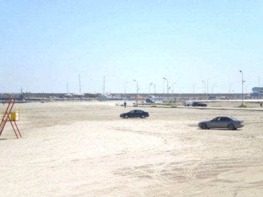 Jmecherii oraşului s-au dat cu maşinile pe plajă